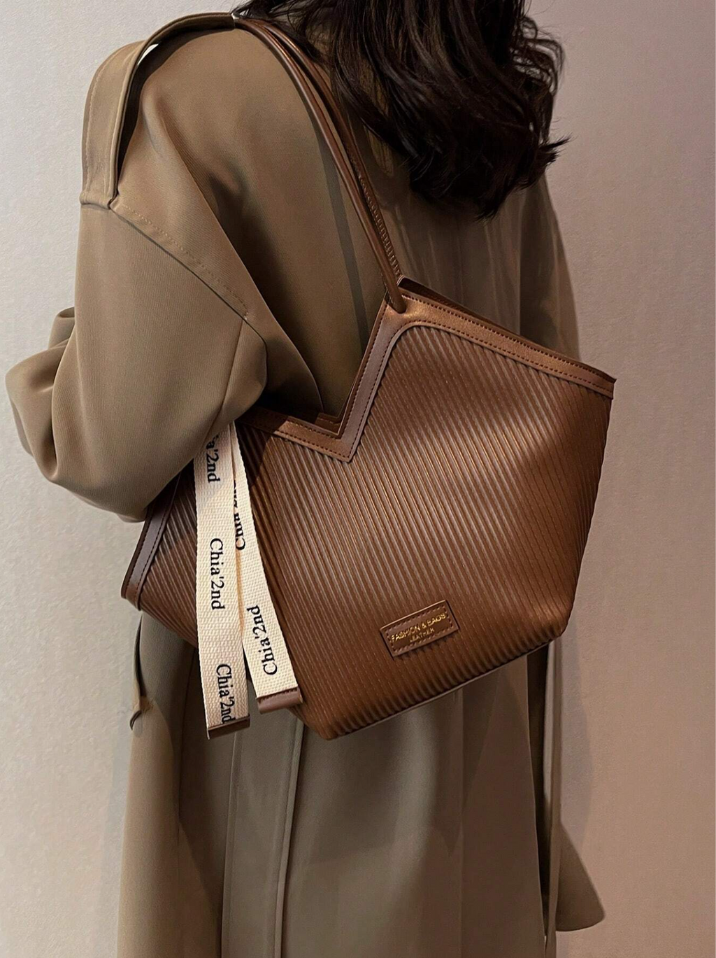 The Tie-Detail Tote Elitaire