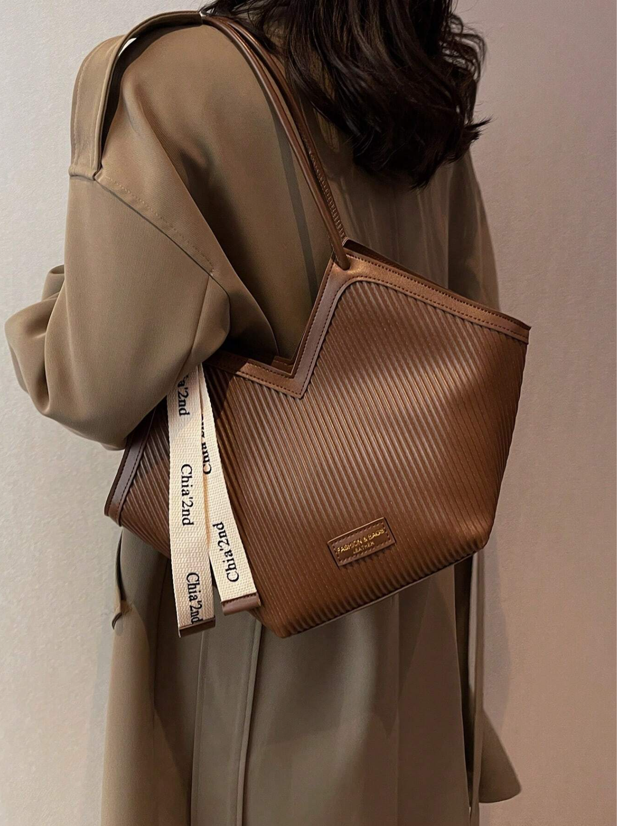 The Tie-Detail Tote Elitaire