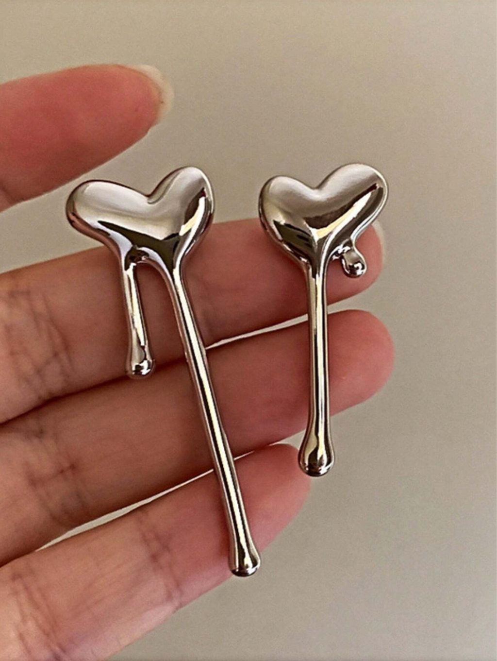 1 Pair Bleeding Heart Studs