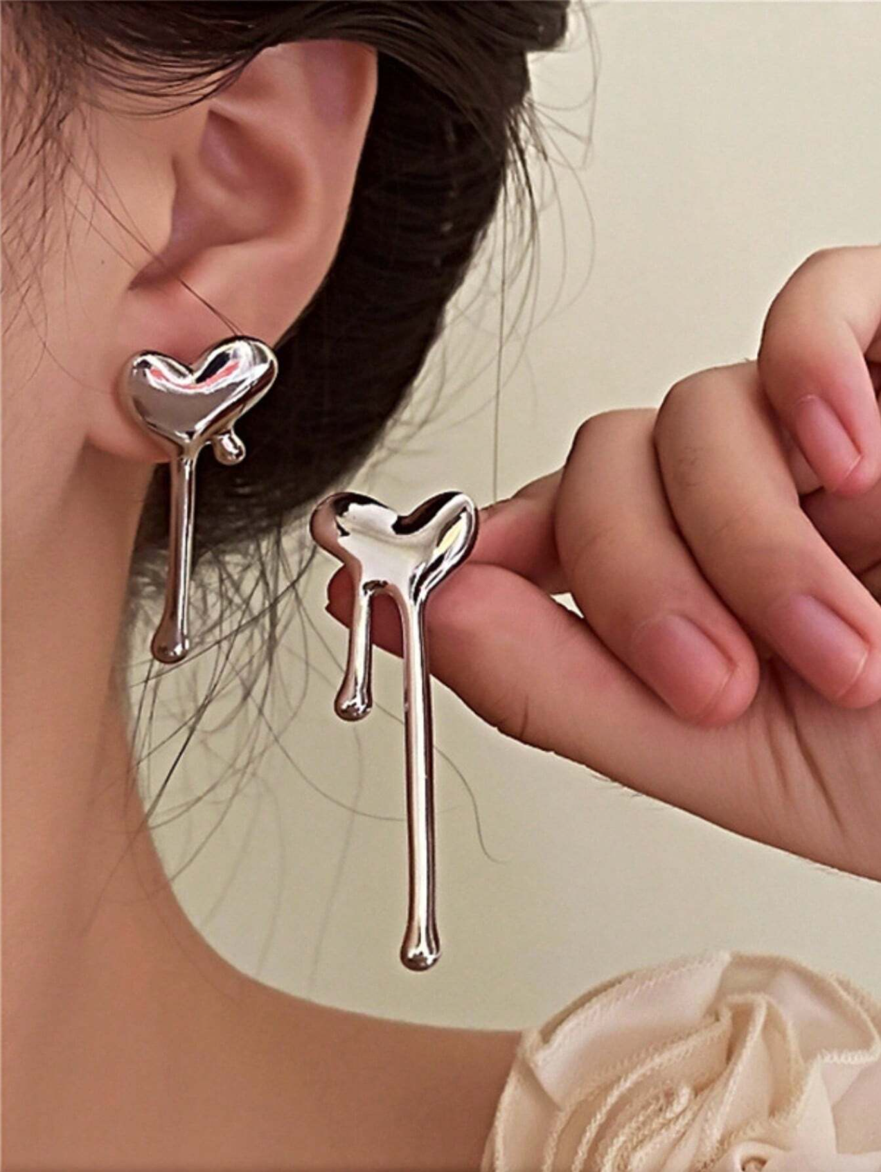 1 Pair Bleeding Heart Studs