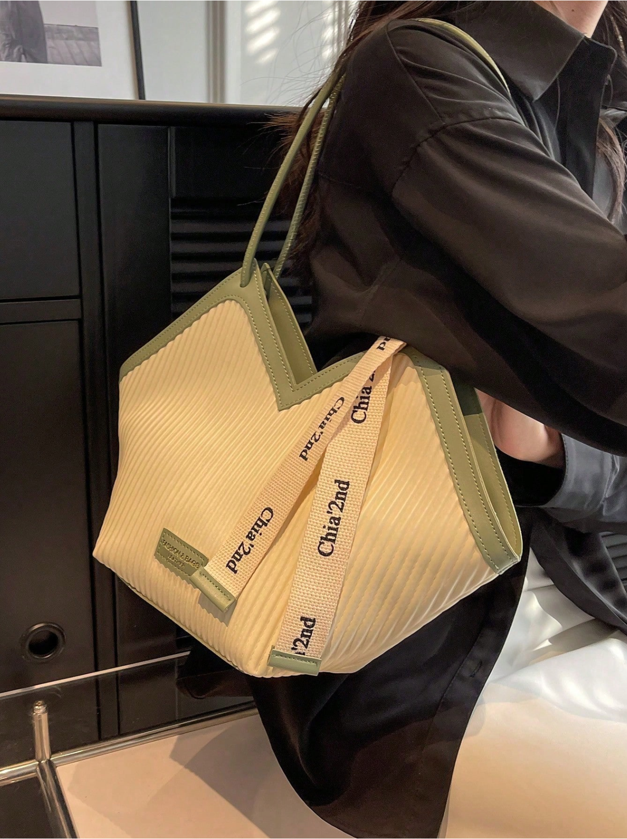 The Tie-Detail Tote Elitaire